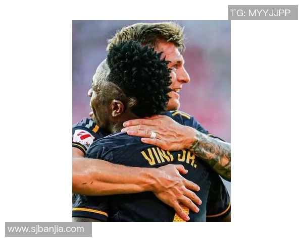 罗斯与足球明星亲密合影展现友谊与激情的瞬间