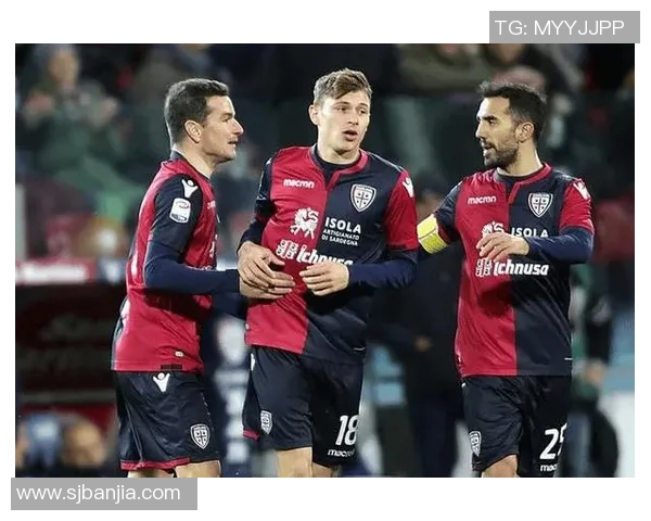 足球明星咬耳朵视频引发热议背后的故事与球迷反应分析