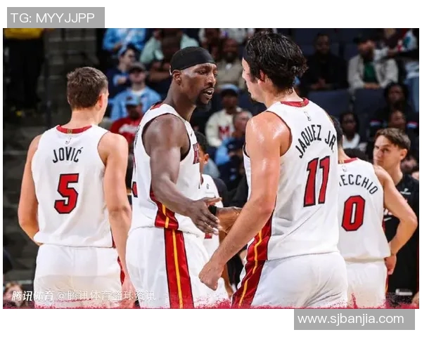 热火与尼克斯激烈对抗场面升级球员冲突引发全场骚动