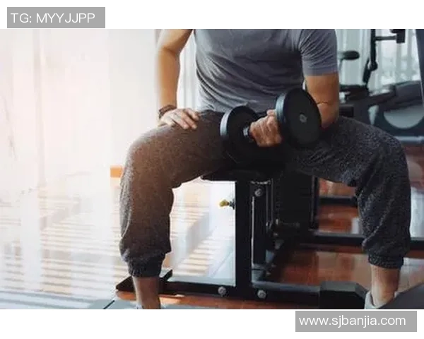 健身哑铃男的力量与魅力揭秘如何通过哑铃锻炼塑造完美身材